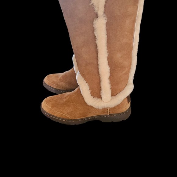 UGG Shoes - BNWB UGG KATIA CHESNUT SIZE 6 WOMEN